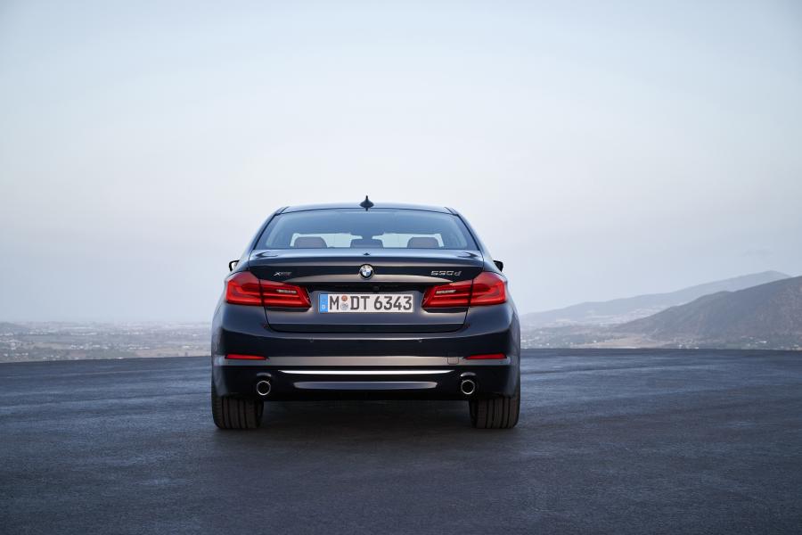  BMW 530d xDrive Sedan Luxury Line 2017 года  (WW) (фото 36 из 61)